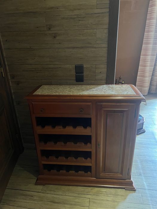 Armário de sala em cerejeira com garrafeira