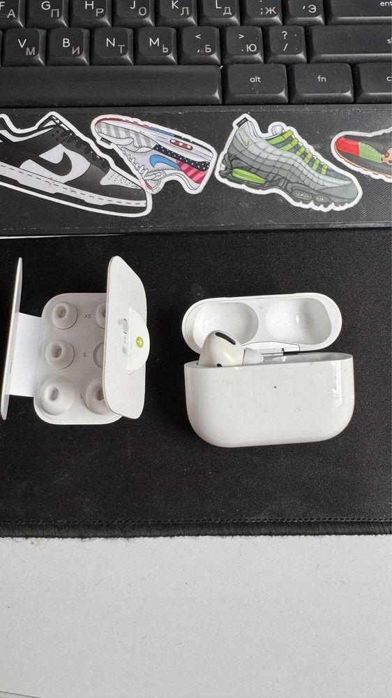 Apple AirPods Pro mwp22am/a  кейс та лівий навушник