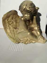 Anjo decorativo dourado de cerâmica