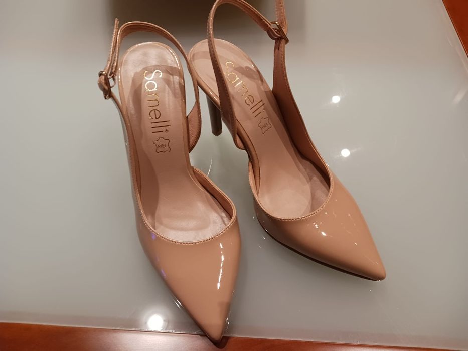 Sandálias beje em verniz