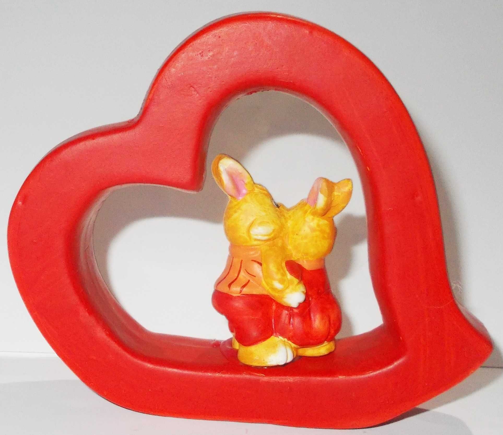 Serce ceramiczne 3D zajączki przytulone statuetka polska Wielkanoc
