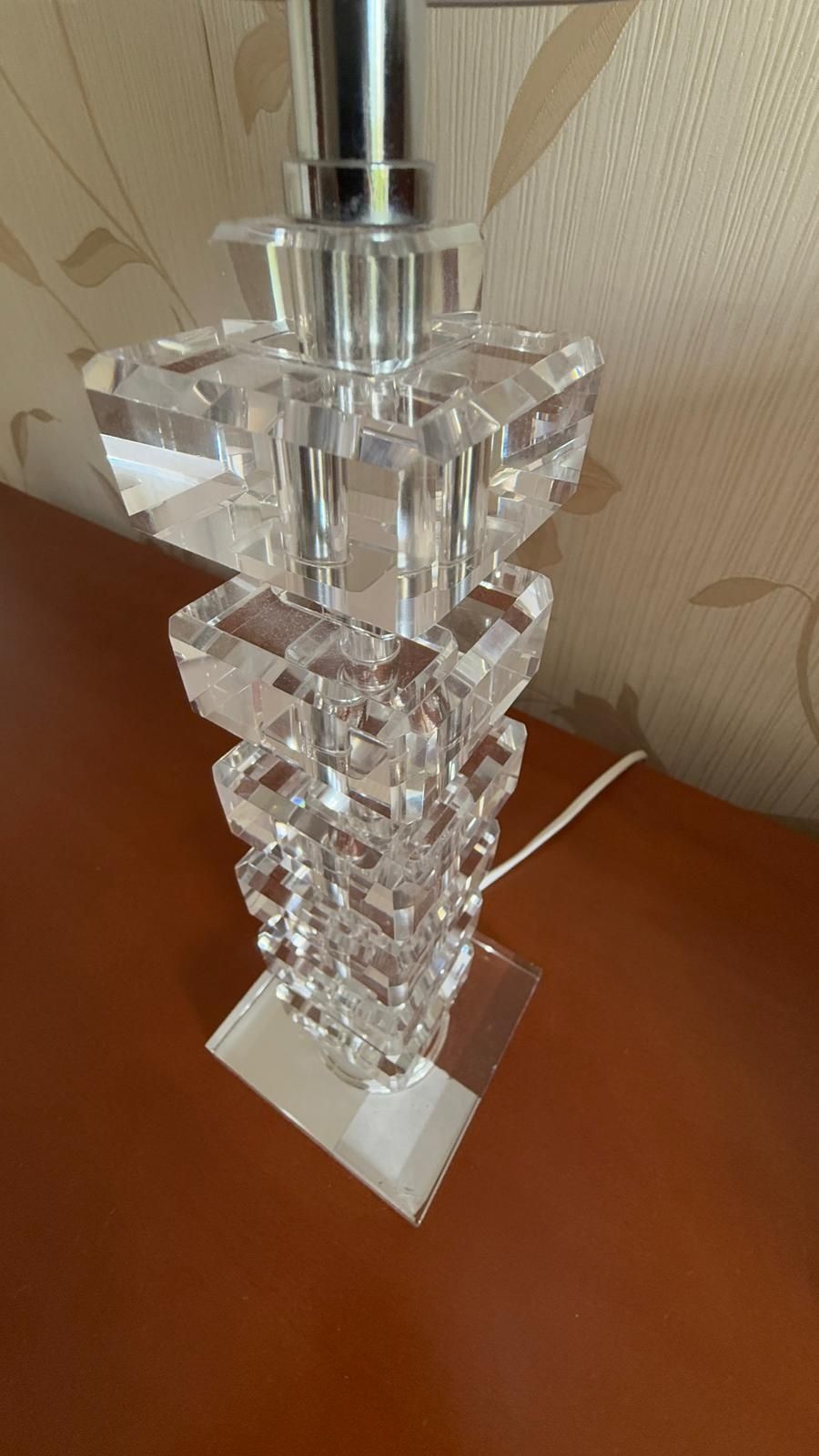 Lampa na komodę typu glamour
