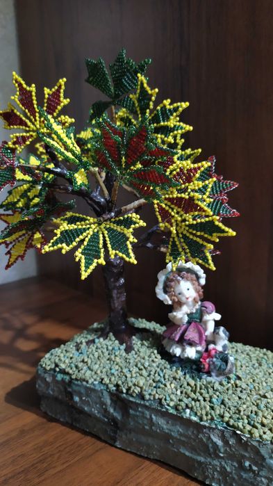 Виріб з бісеру декоративний клен