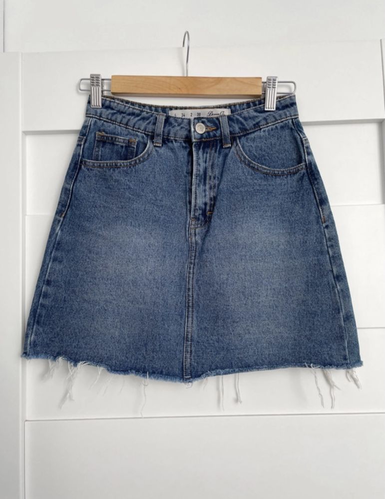 Jeansowa spódniczka mini poszarpane końce dopasowana