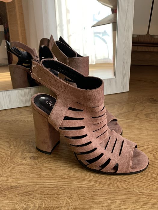 Замшеві нові босоніжки з відкритим носком Gelsomino