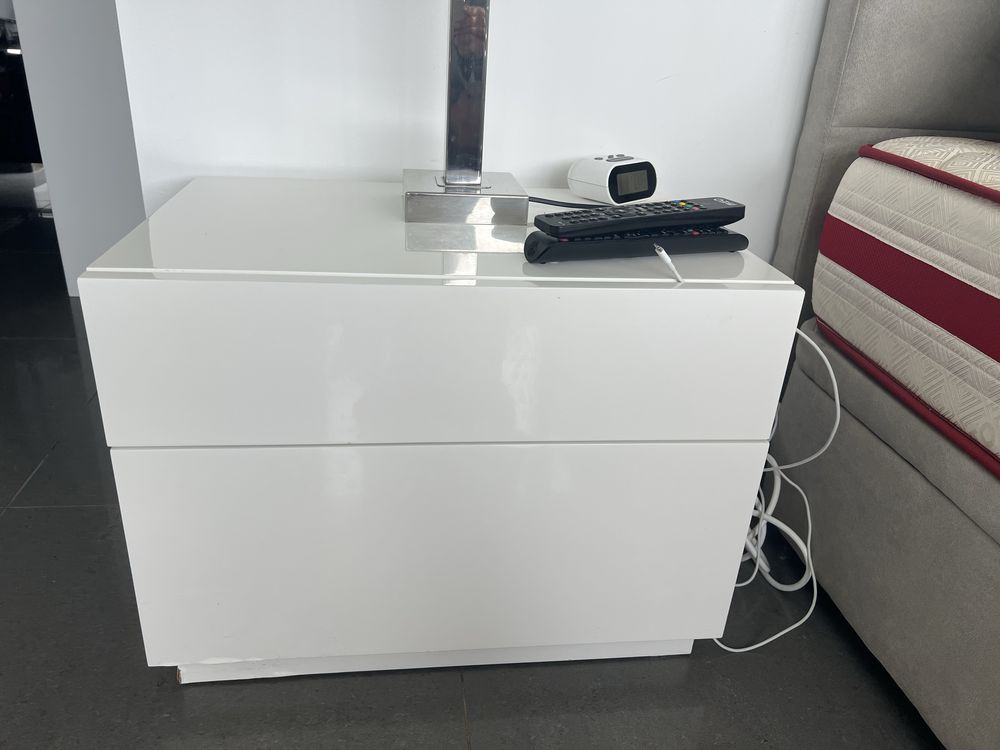 Comoda e par de mesinhas cabeceira