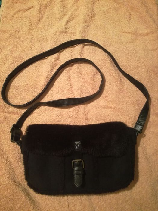 Mała czarna torebka z futerkiem listonoszka vintage atmosphere