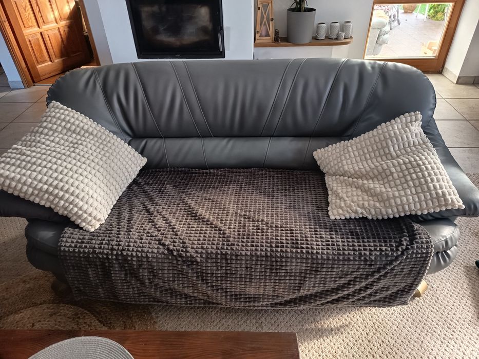 Stylowa kanapa z ekoskóry – szara, elegancka i niezwykle wygodna*