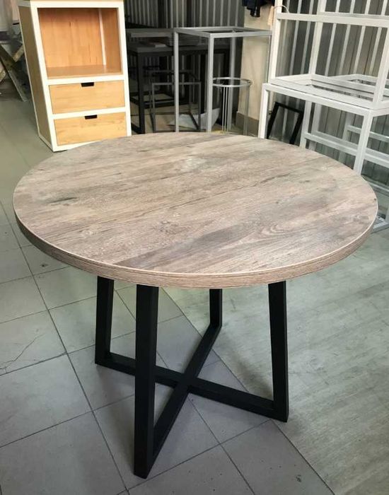 Дерев'яний круглий стіл з металевими ніжками