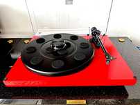 Gramofon Pro-Ject Debut Carbon Red LP Wkładka Orto­fon Vinyl Mas­ter