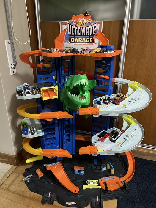 Garagem e pista Hot Wheels + 38 carros miniatura