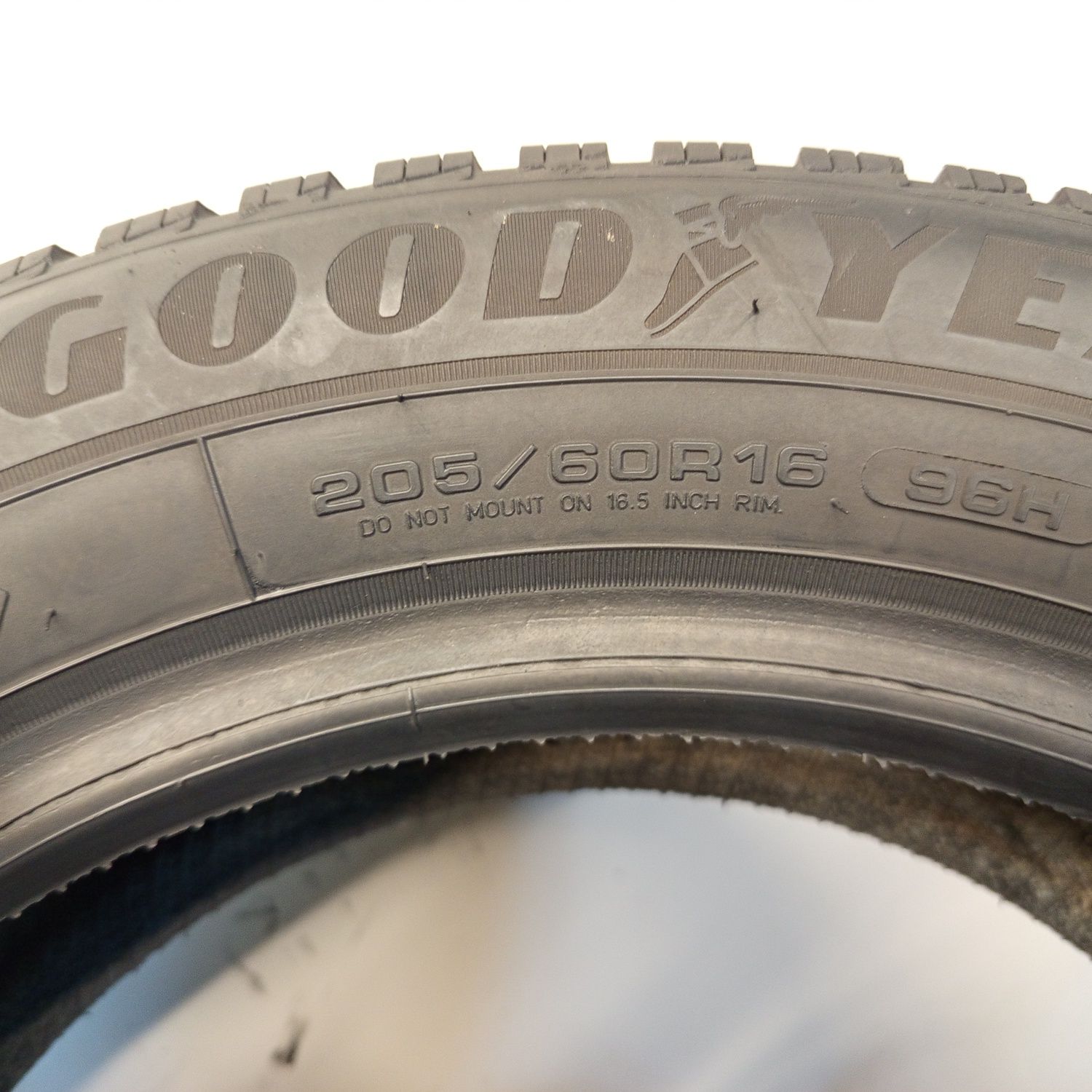 205/60R16 Goodyear Ultra Grip 9+