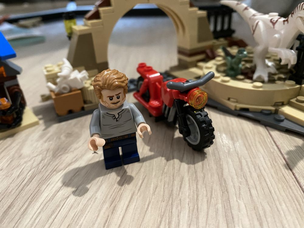 LEGO Jurassic World 76945 Atrociraptor: pościg na motocyklu