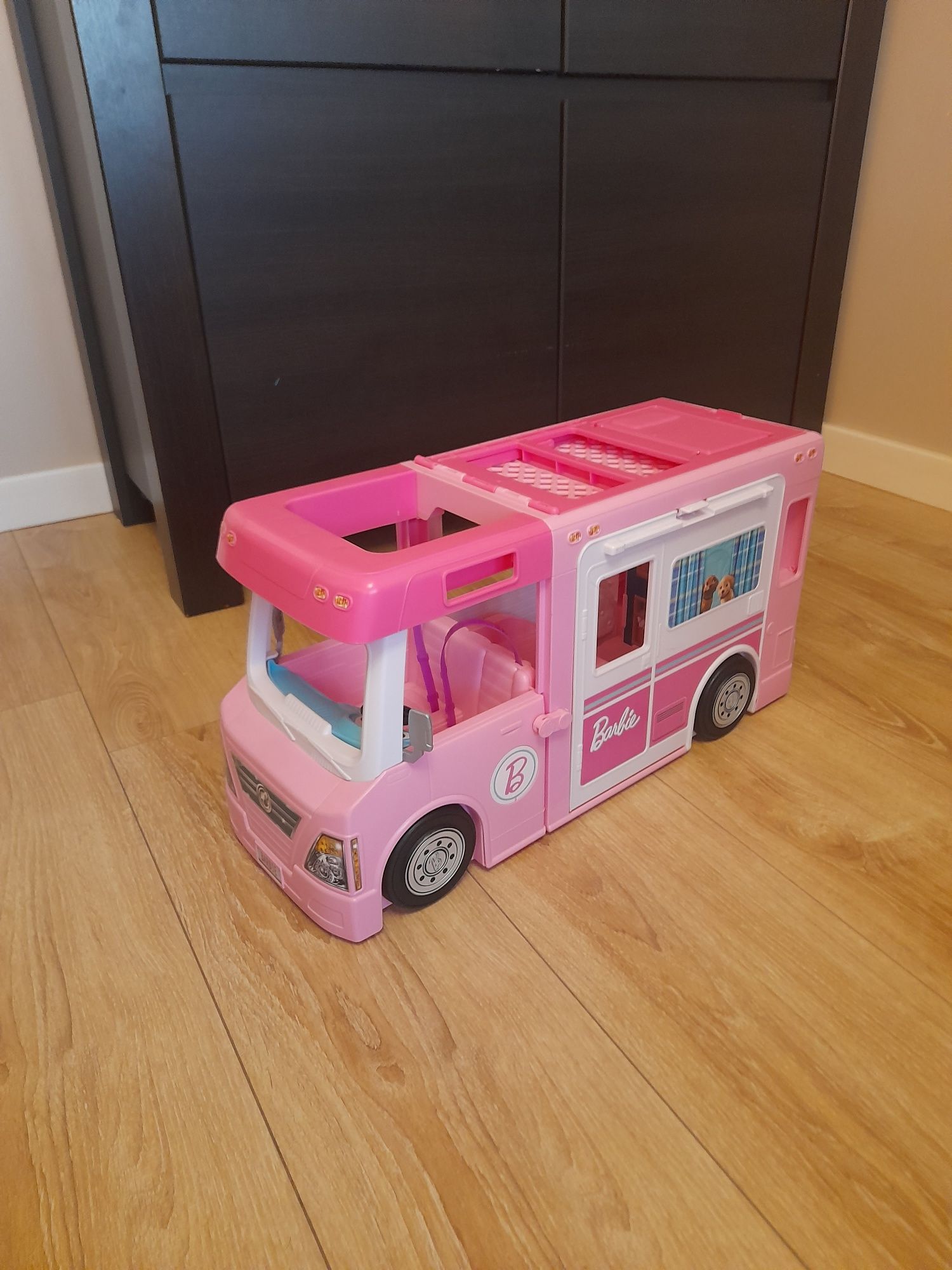 Kamper Barbie z lalkami