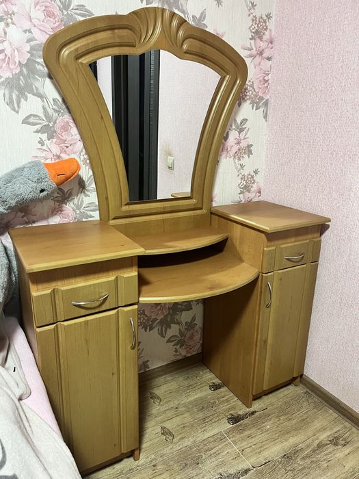 Трюмо, туалетний столик