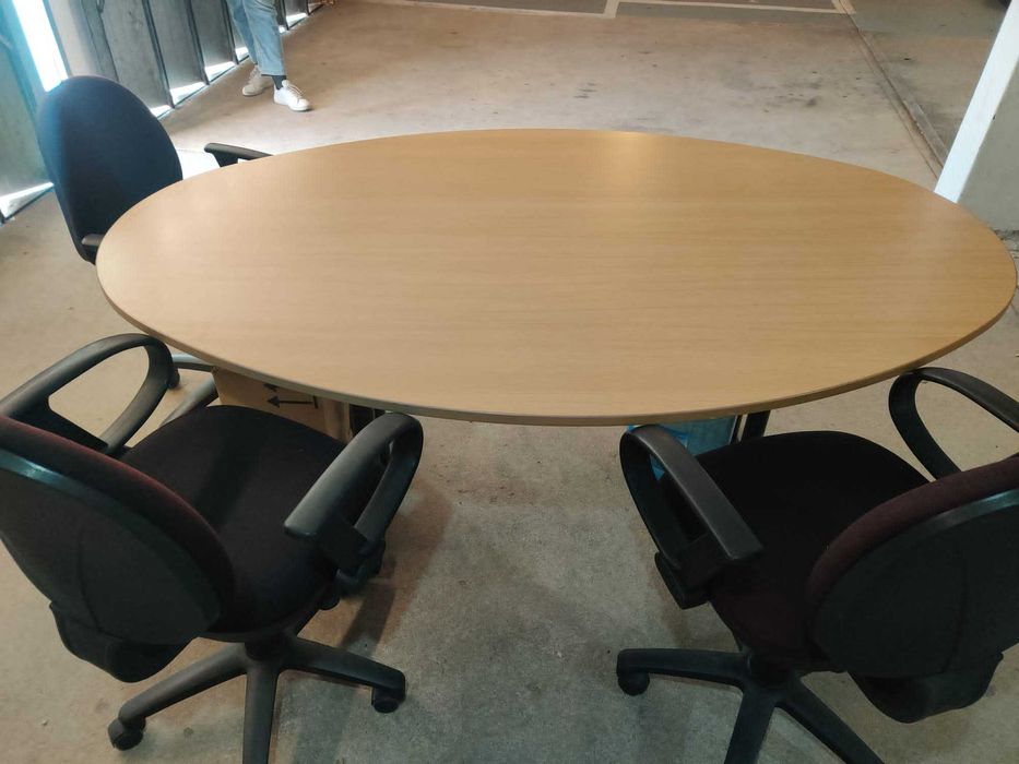 Mesa e cadeiras de escritório