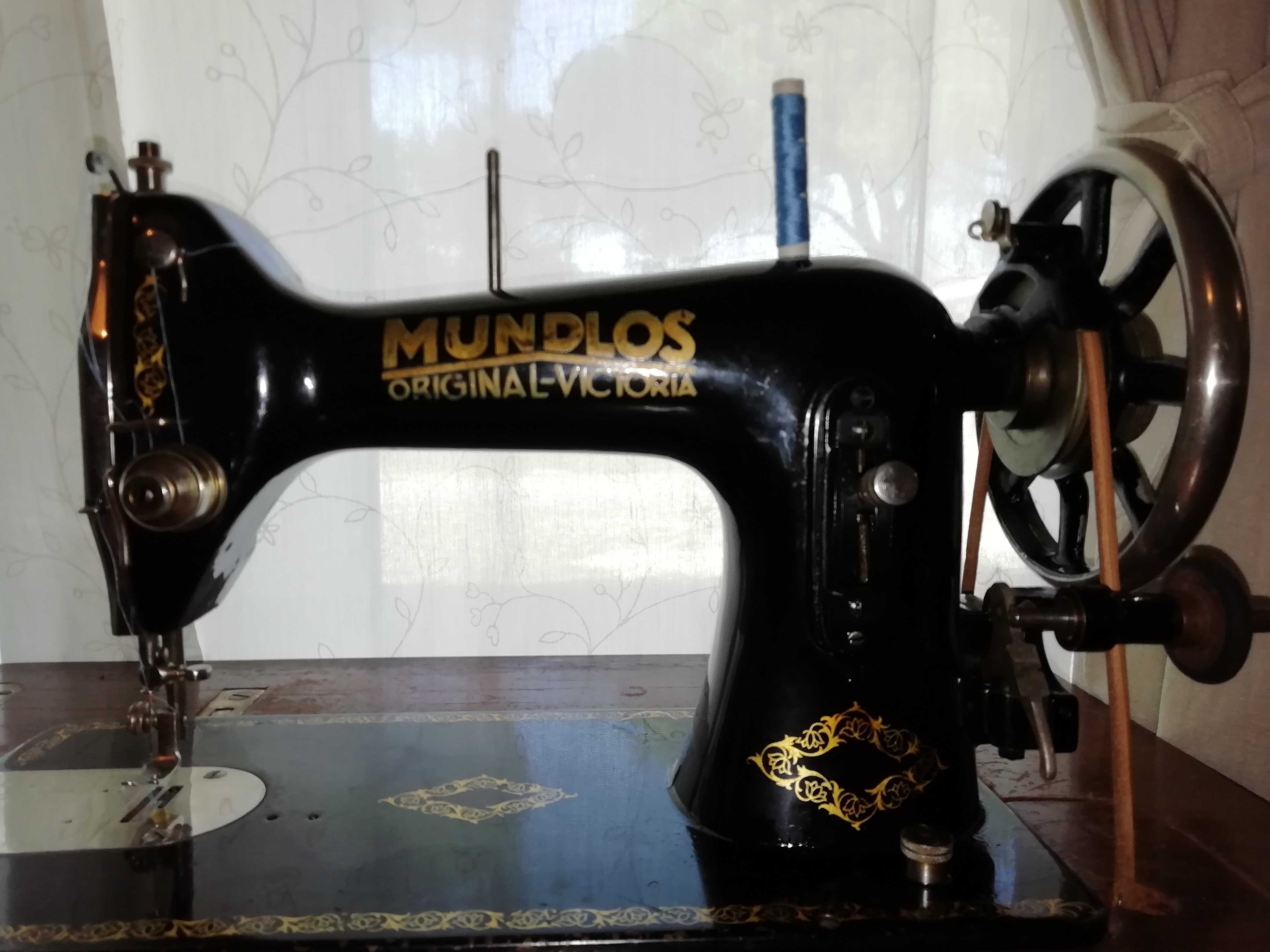 Máquina de costura antiga "Mundlos" com móvel