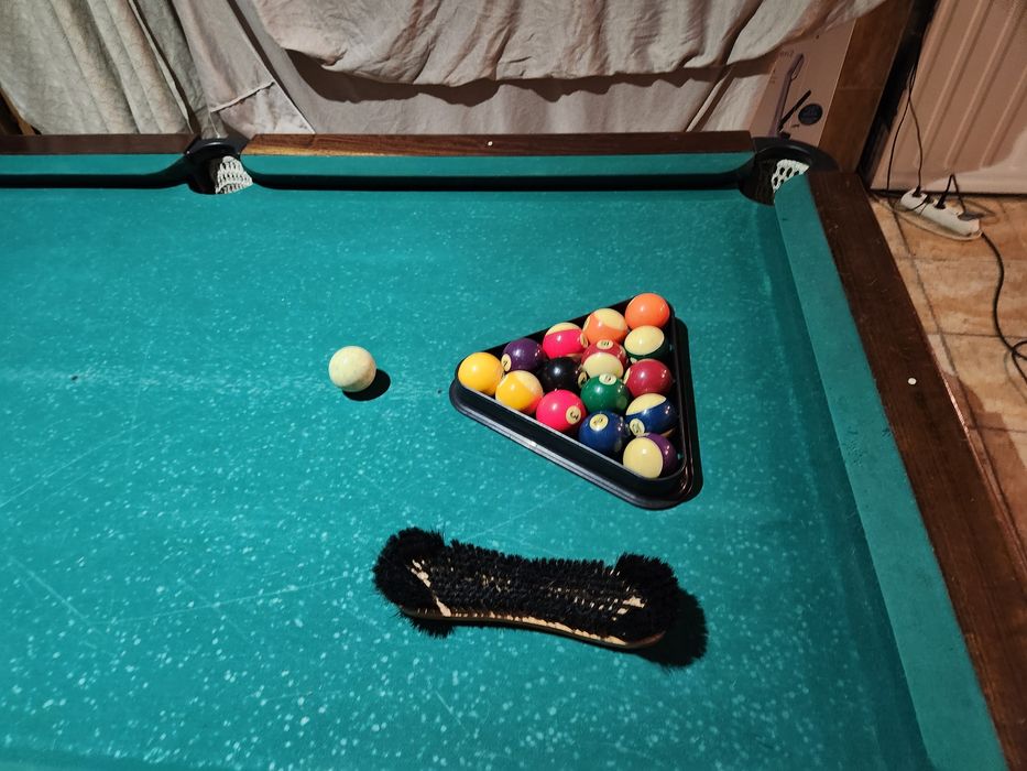 Bilhar snooker com tacos e bolas