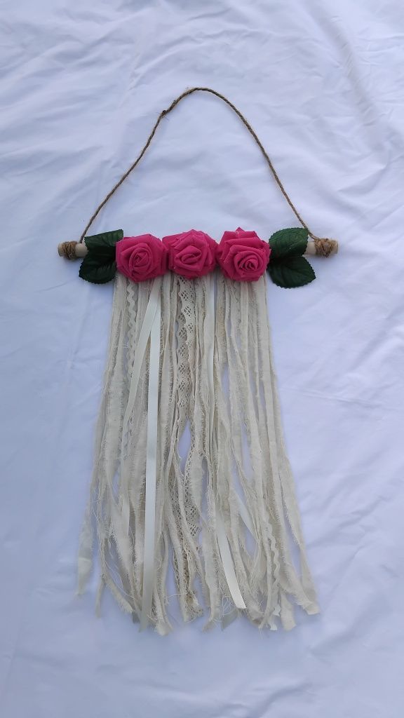 Adorno de parede estilo boho chic com flores em tecido e renda