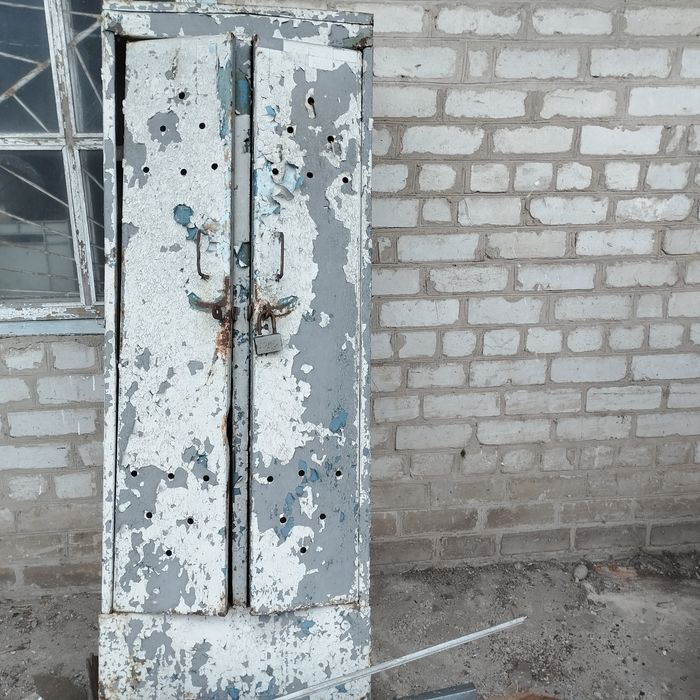 Шафи для одягу металеві