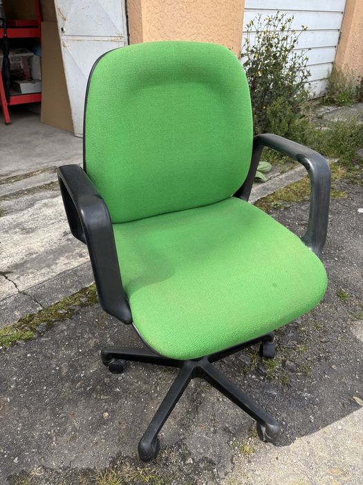 Vende-se cadeira com braços e rodas