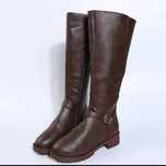 Botas altas, castanhas, até ao joelho.