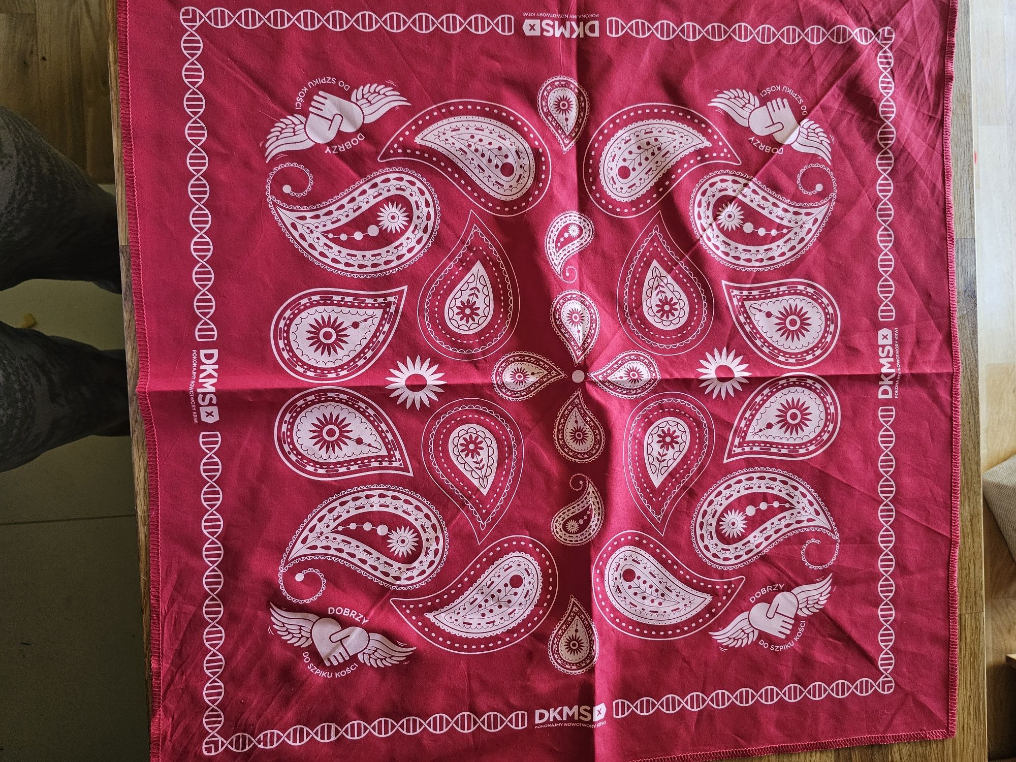 DKMS chudtka bandana czerwoną 28x28 cm