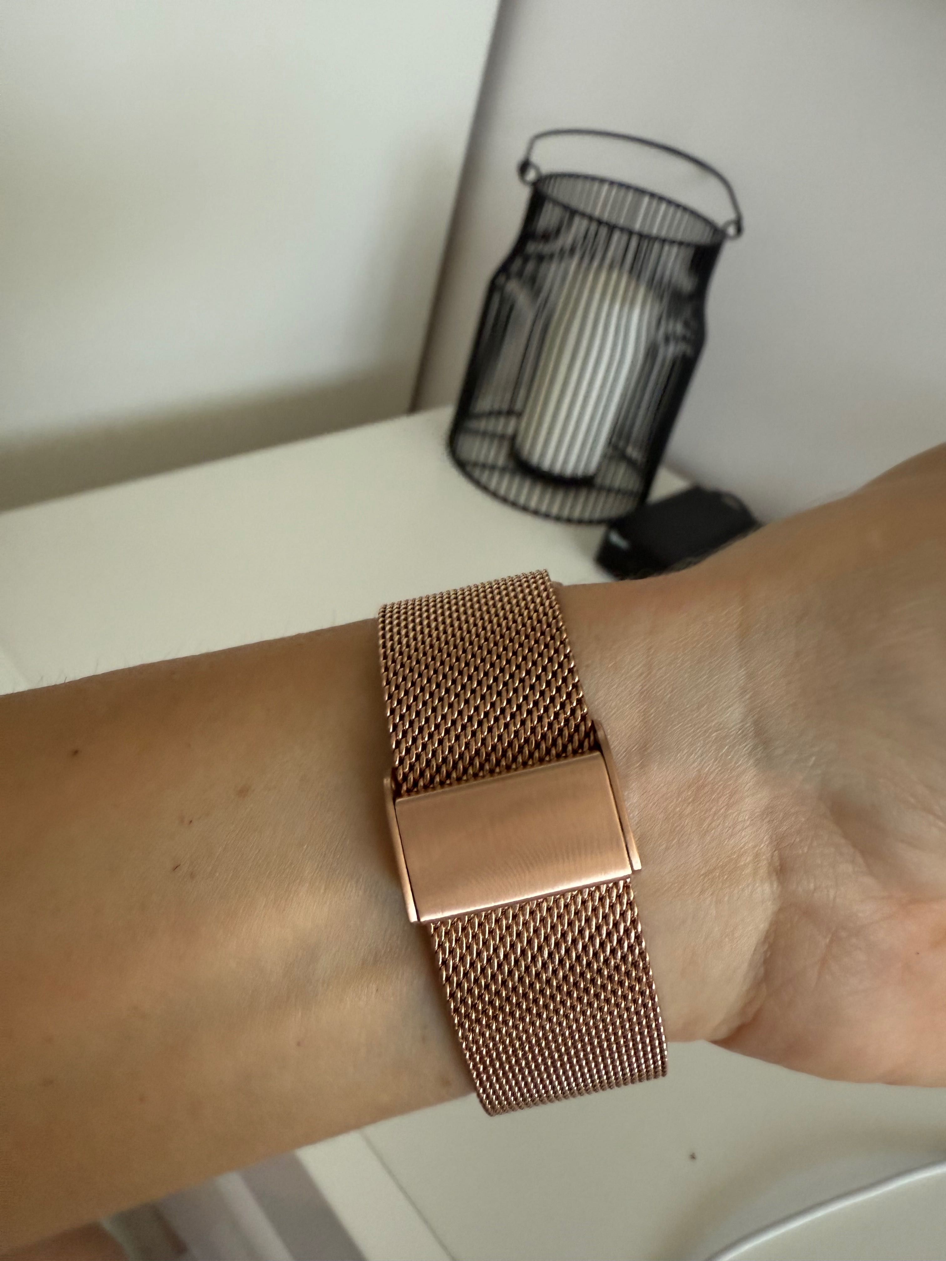Nowy smartwatch zloty