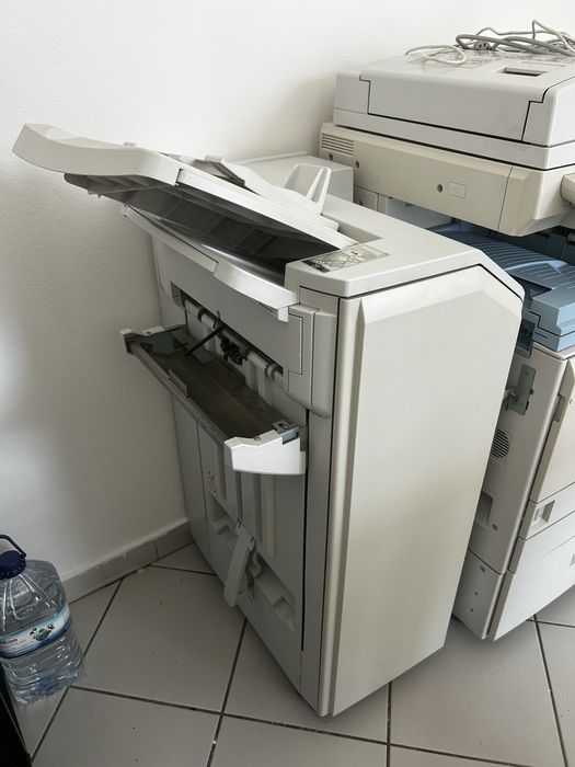 Multifunções RICOH com Finalizador