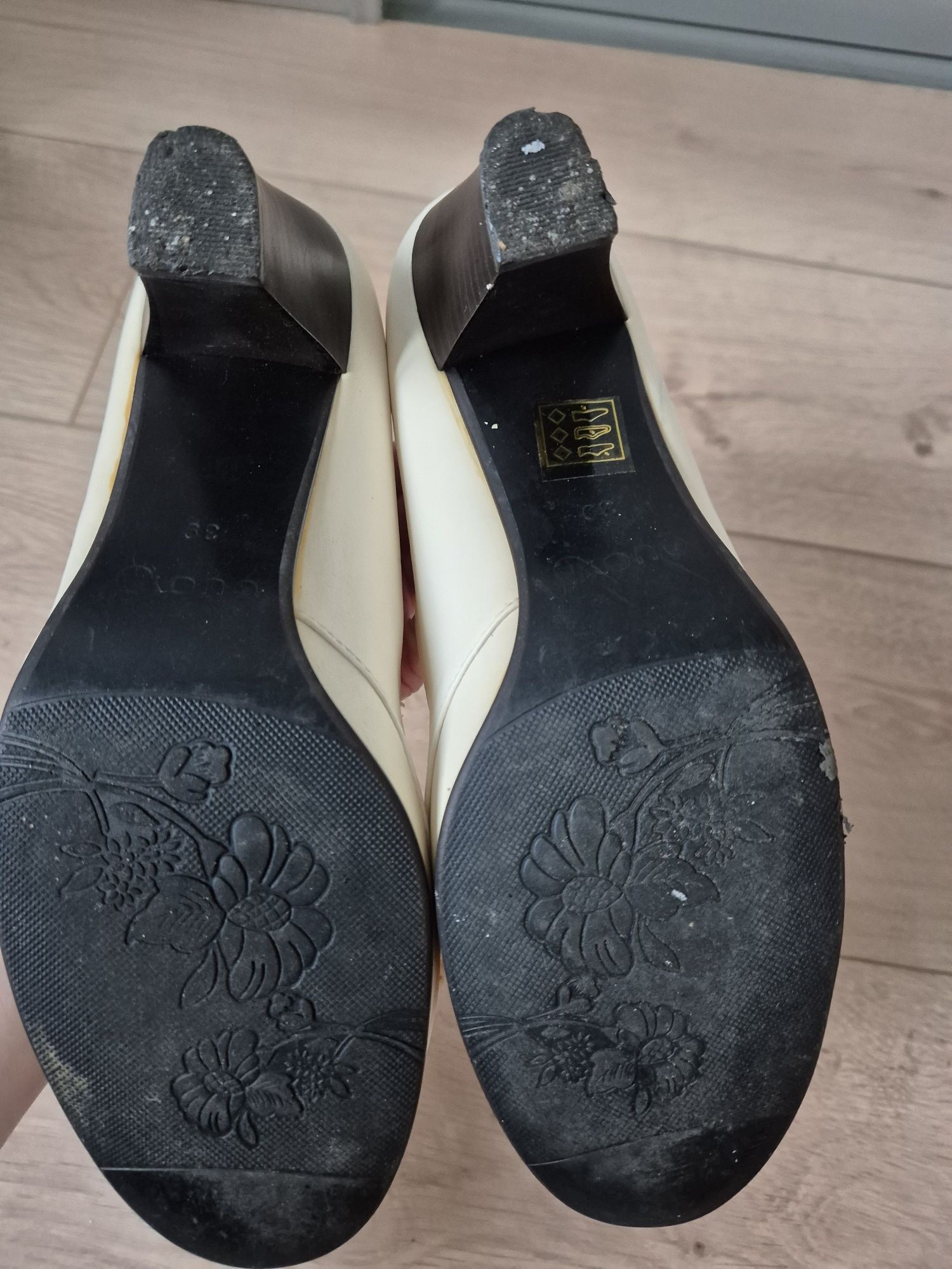 Buty na obcasie kremowe Guoyao 39 używane