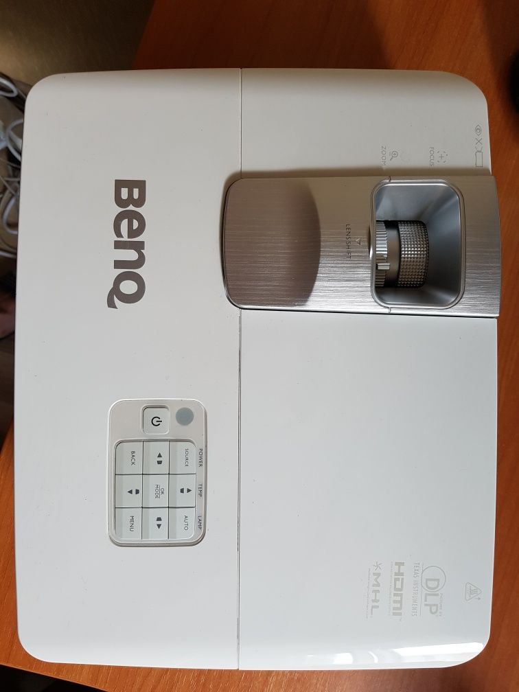 Продам проектор Benq w1070+