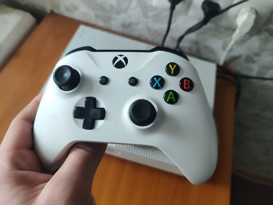 Xbox one s. Два геймпада.  Состояние идеал