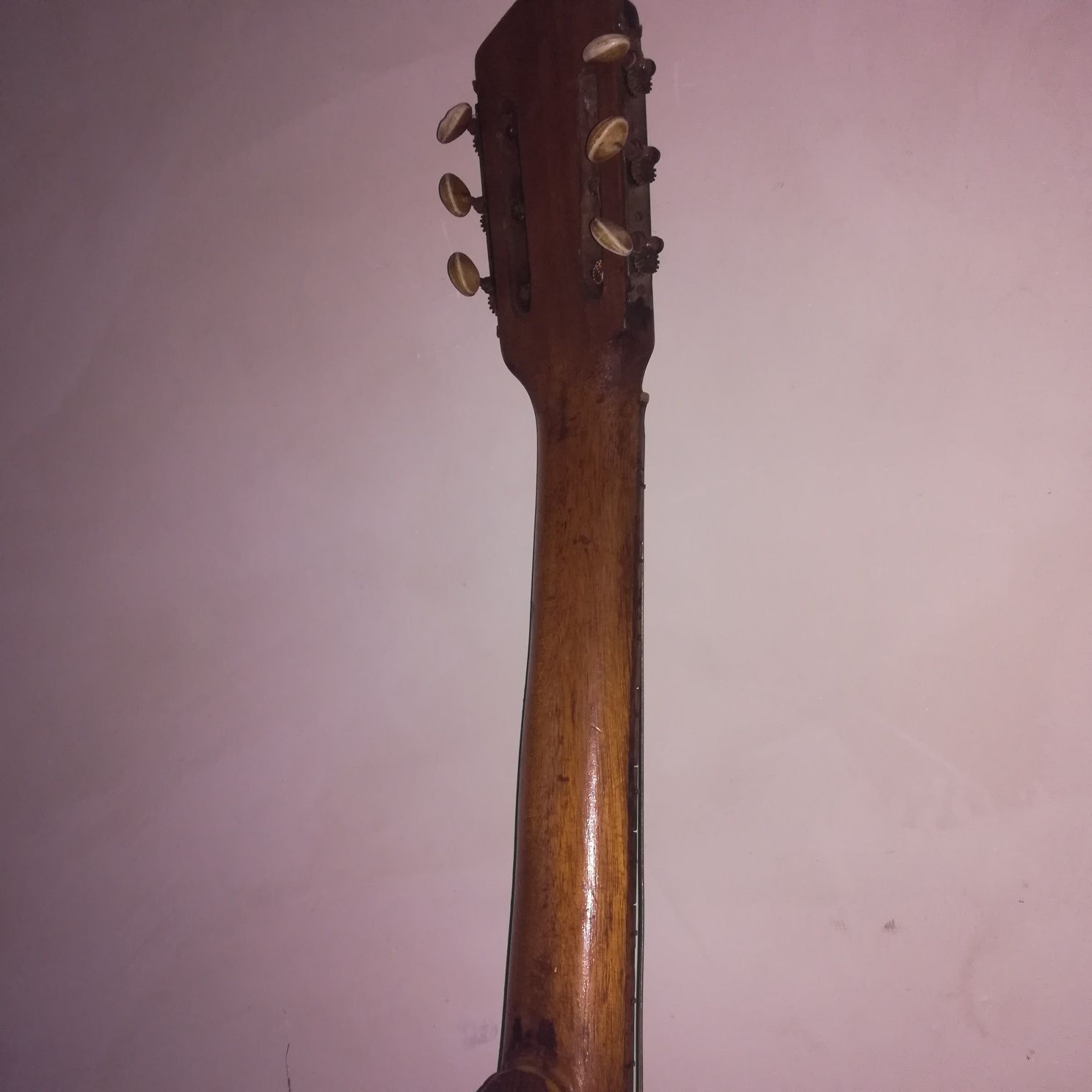 Zabytkowa gitara do renowacji