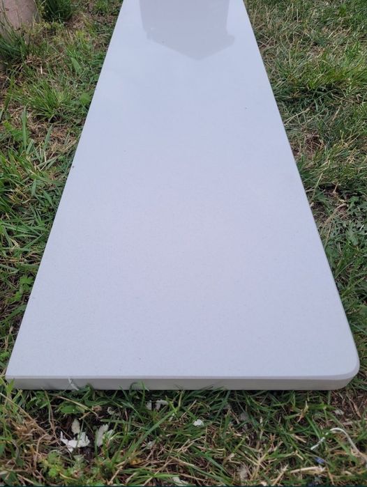 Parapet z konglomeratu 212,5 x 31 cm White Pearl. Grubość 3 cm.