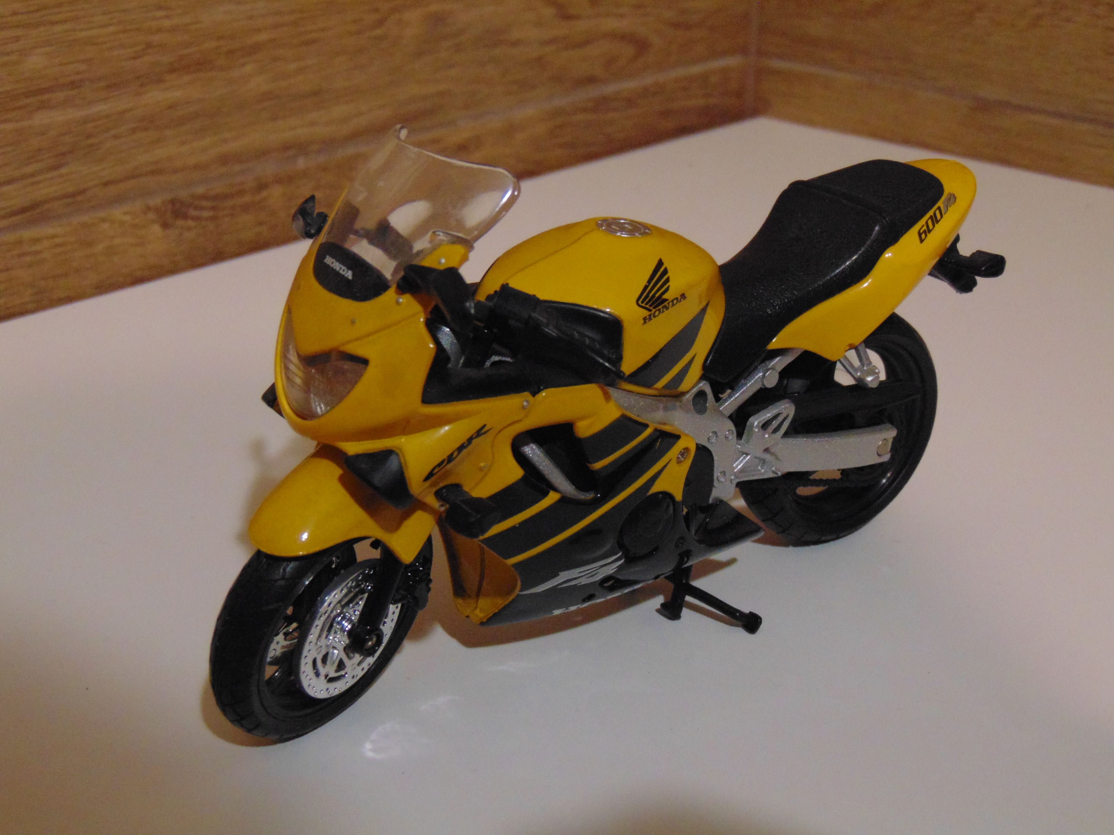 model motocykla Honda CBR 600 F4