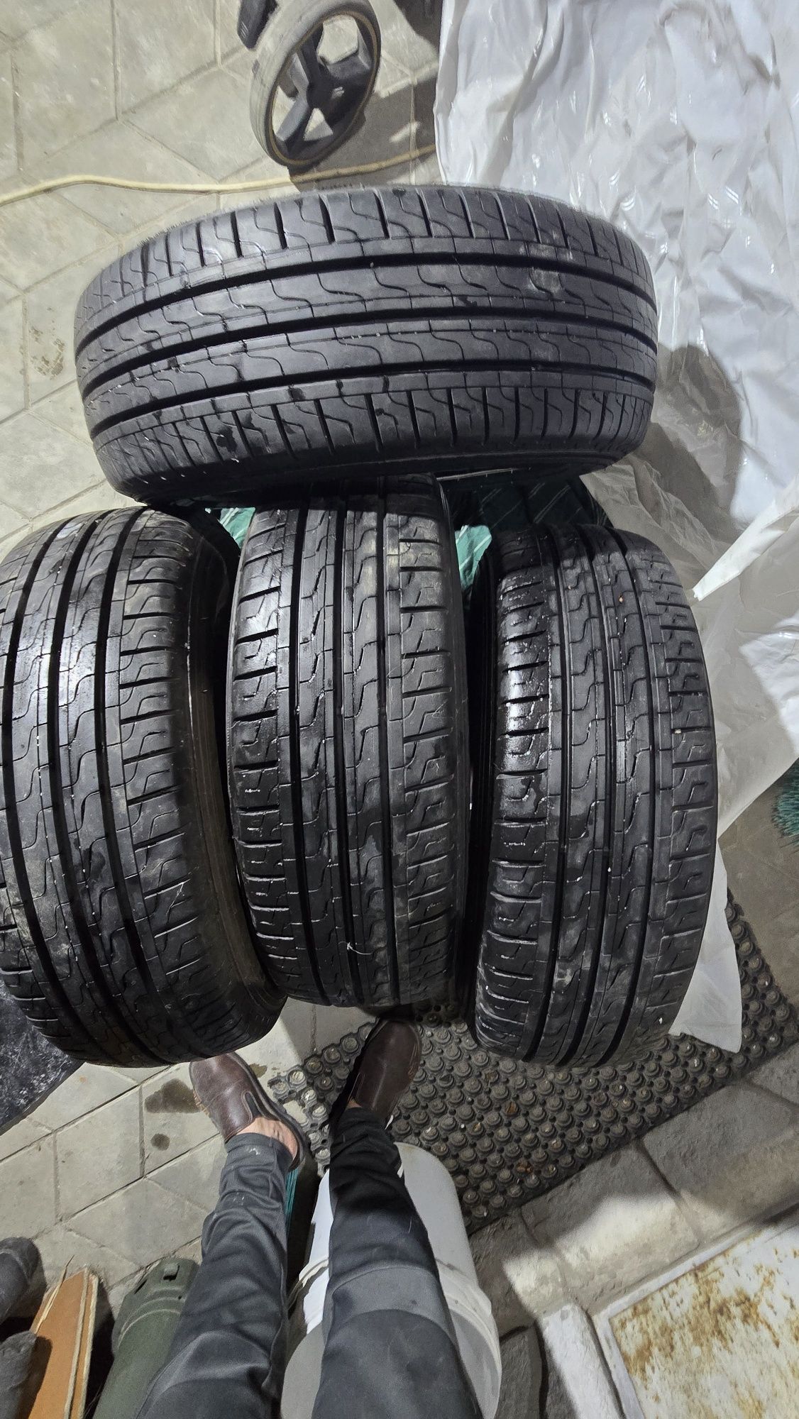 Шини Pirelli Carrier  205/70/15c   для мікроавтобуса практично нова !