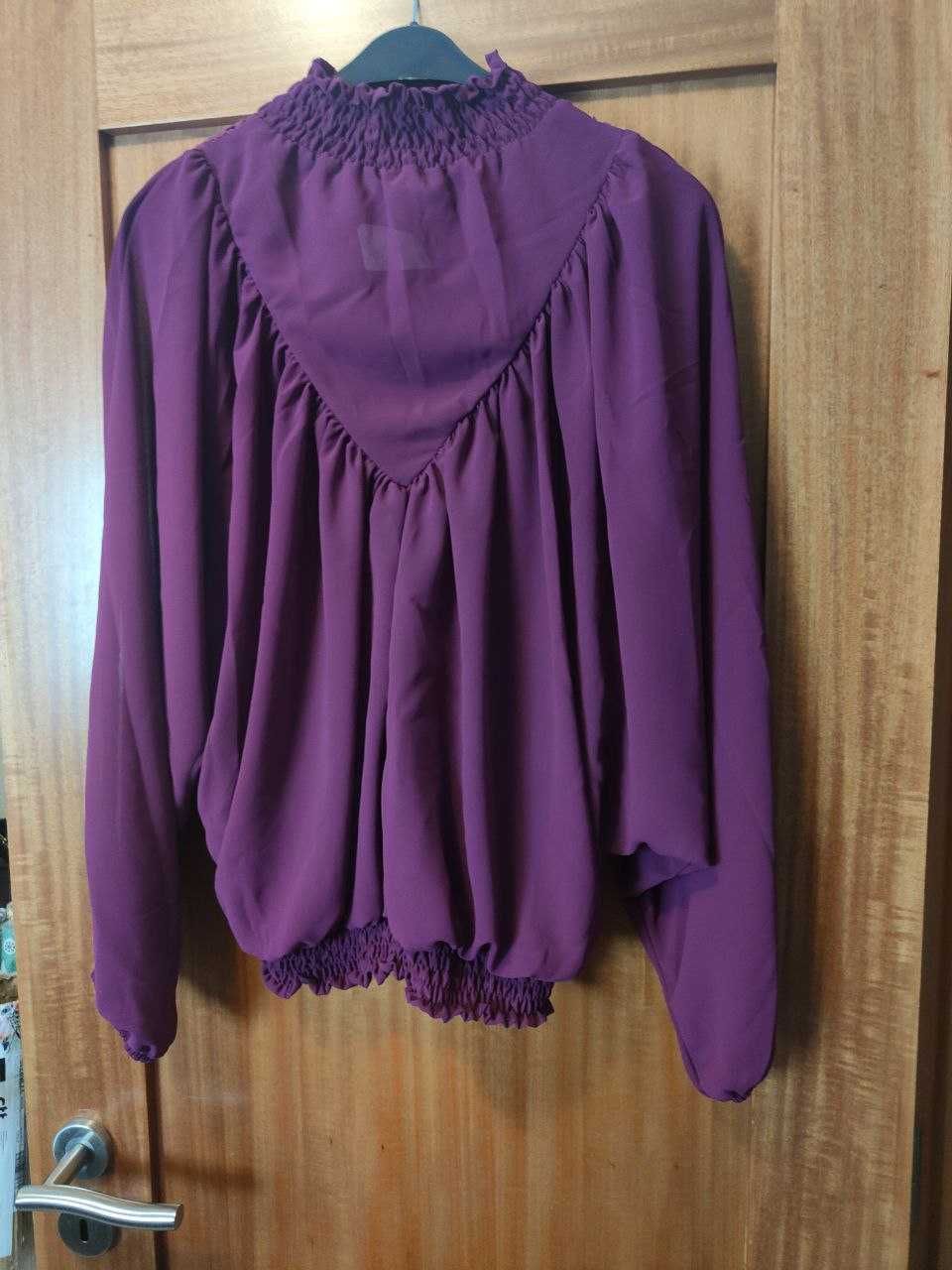 Blusa roxa de tamanho L.