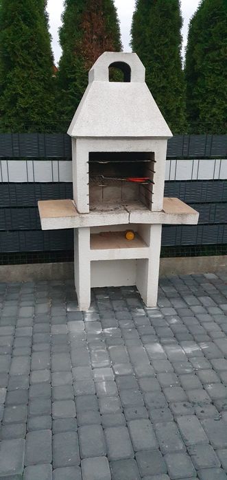 Grill ogrodowy uszkodzony