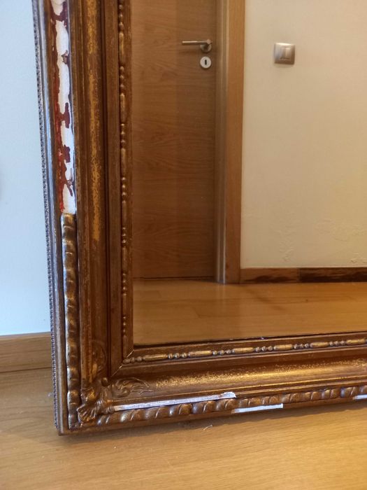 Espelho antigo em madeira com decoração em gesso