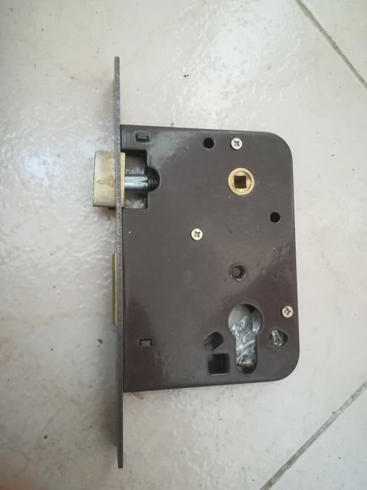 Fechadura de embutir de cilindro