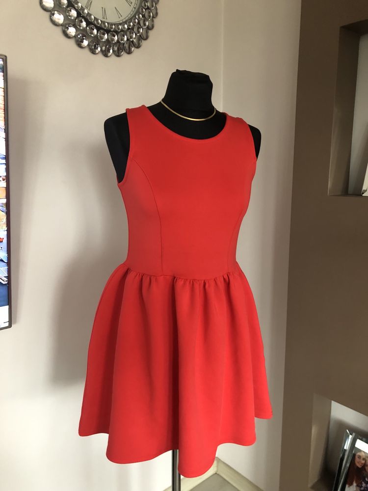 Czerwona sukienka rozkloszowana bez rękawów krotka H&M