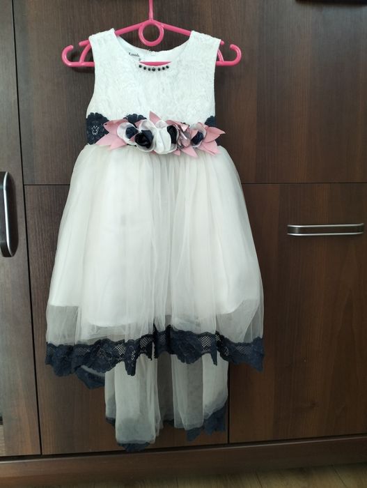 Sukienka z dłuższym tyłem