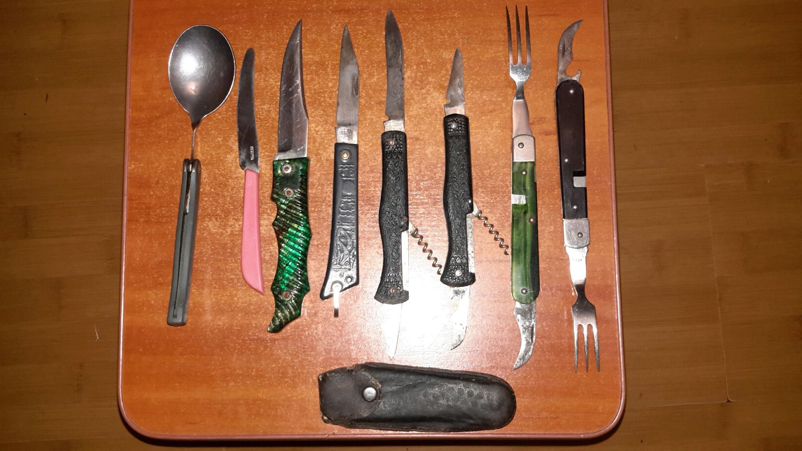 Набор:лопата,топорик,ножовка,набор ножей