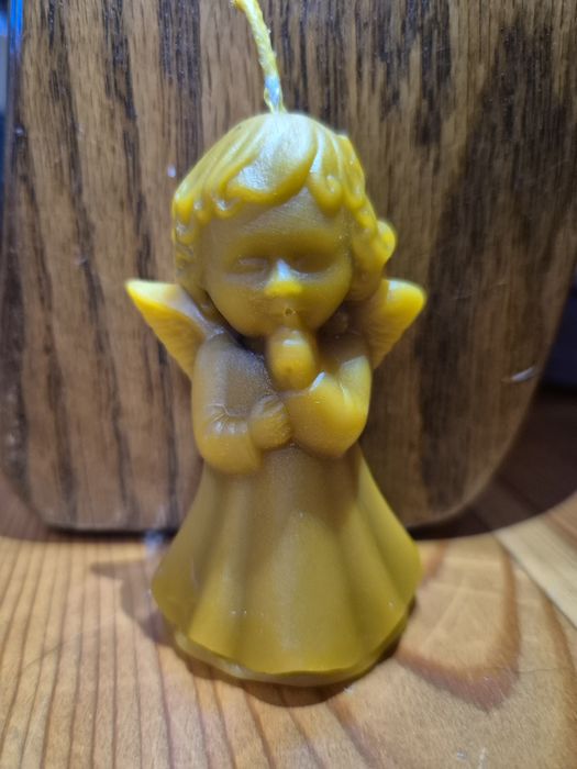 Świeca aniołek z wosku pszczelego, wysokość ok 8.5 cm