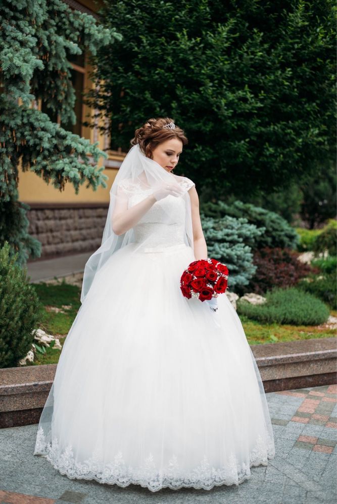 Весільна сукня 44-46 втягується корсет