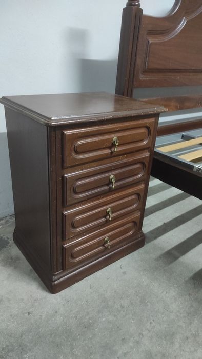 Cama de casal com mesa de cabeceira