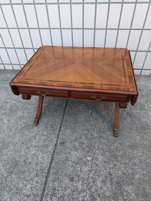 Mesa de centro ao estilo inglês