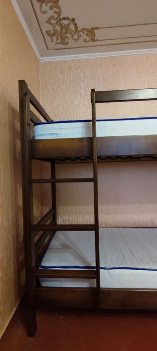 Двоповерхове ліжко з двома матрацами