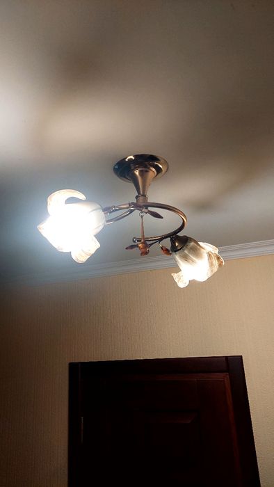 Продам люстры и плафоны