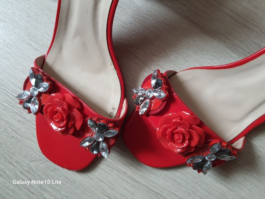 Красные босоножки с камнями